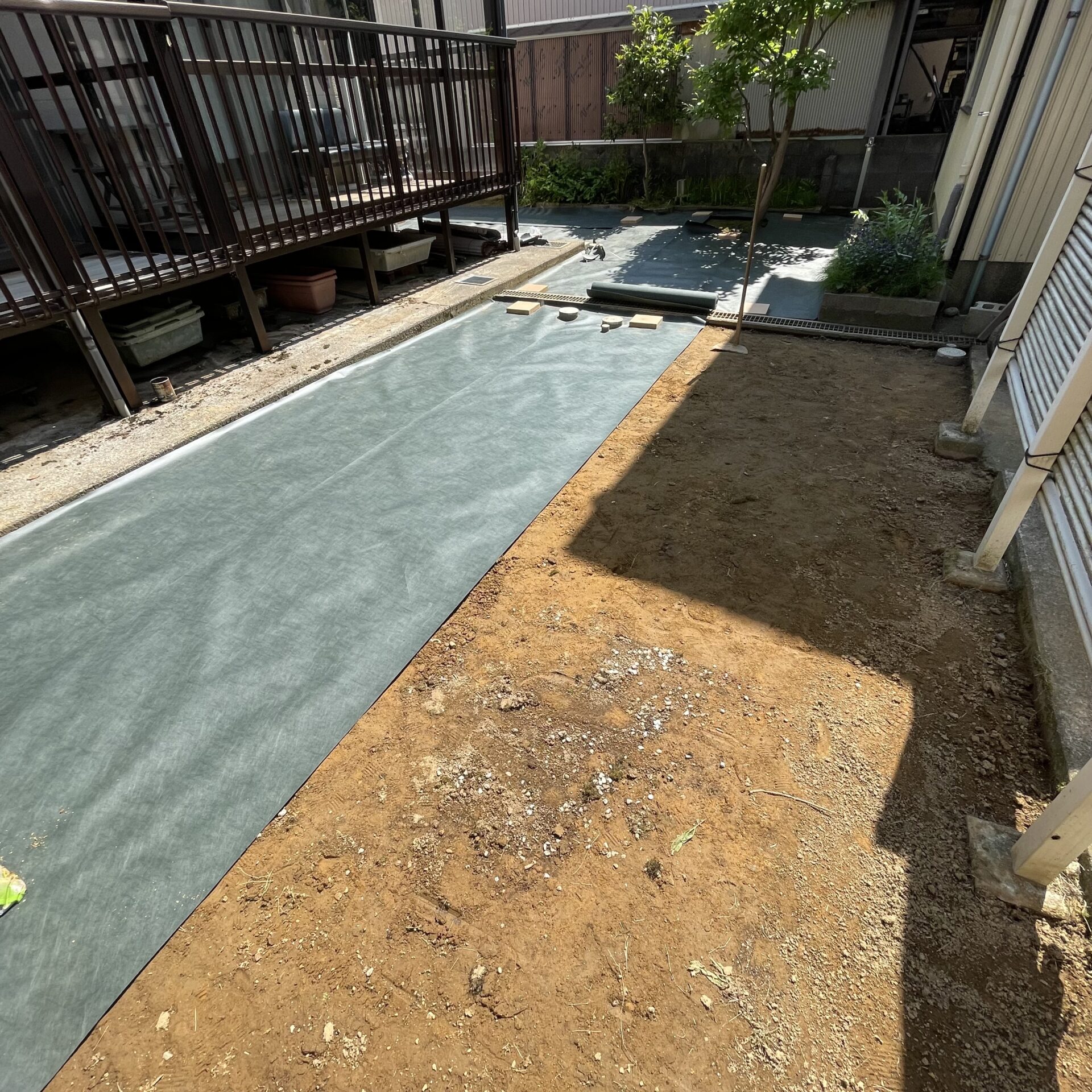 防草シートの設置